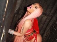 Nicki Minaj szokuje różowym strojem
